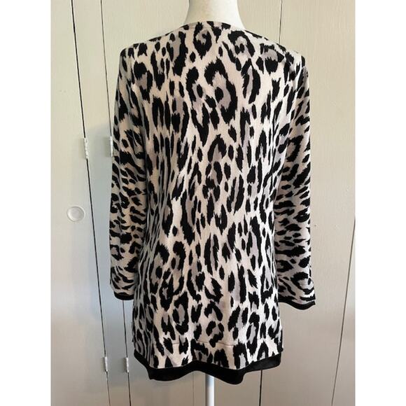 Chico's Size 1‎ (medium) Leopard Print Tunic Sweater Black & White - Picture 4 of 6